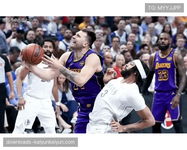 独行侠半场领先太阳，东契奇连续命中高难度肋部后仰跳投